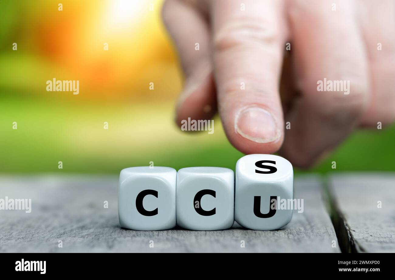 Cubes bilden den Ausdruck CCU (Carbon Capture Utilization) und CCS (Carbon Capture Storage). Stockfoto