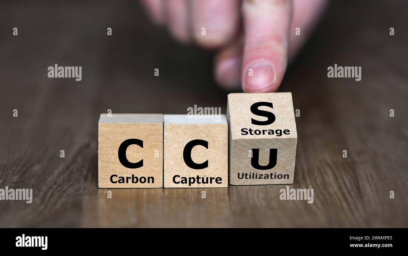 Cubes bilden den Ausdruck CCU (Carbon Capture Utilization) und CCS (Carbon Capture Storage). Stockfoto