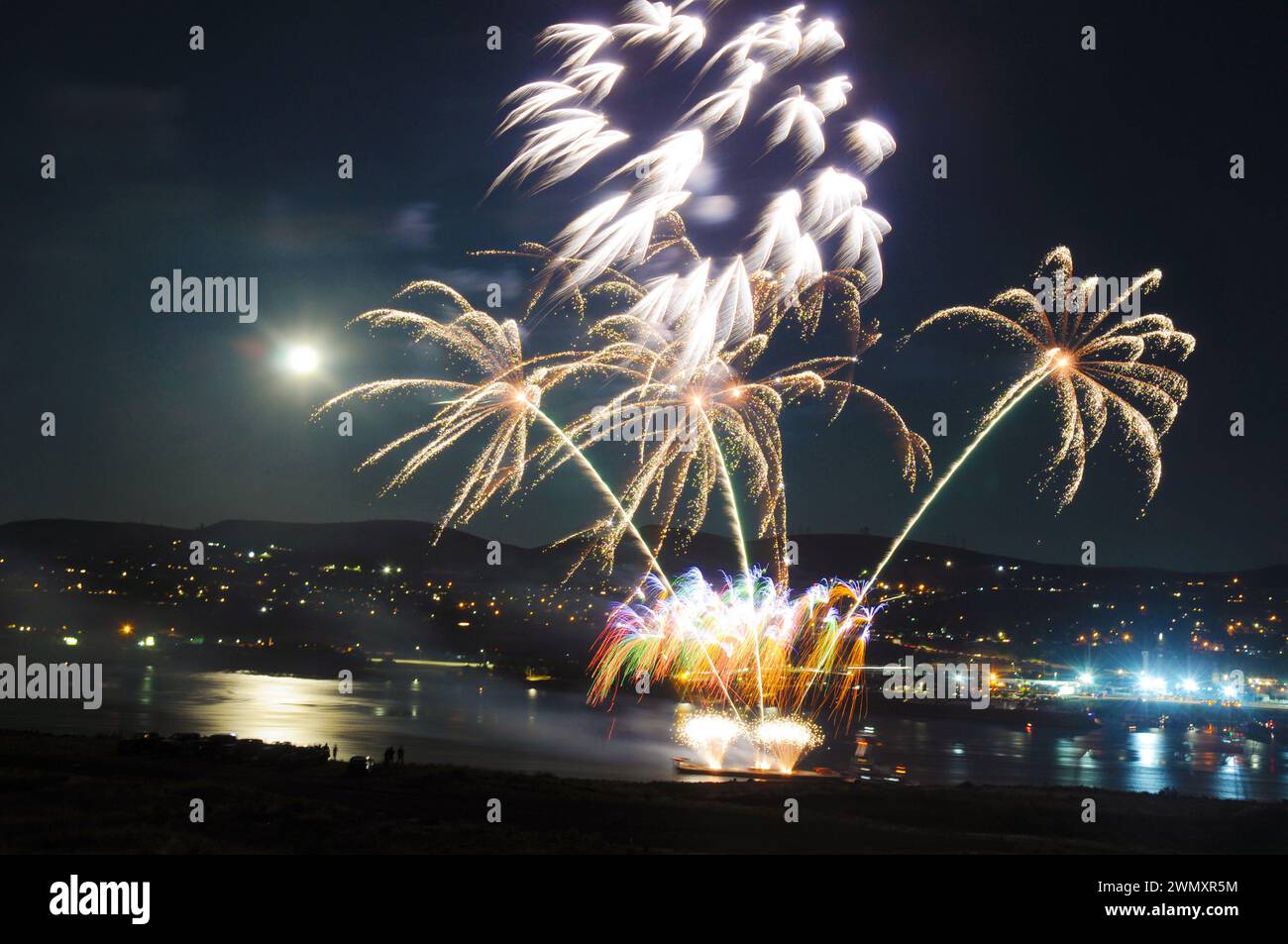 4. Juli Feuerwerk und Mondaufgang über dem Columbia River. The Dalles, Oregon Stockfoto