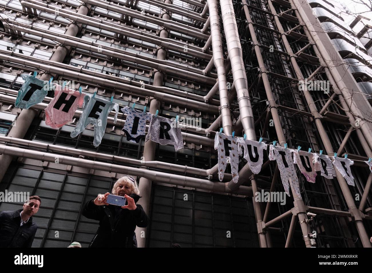London, Großbritannien. Februar 2024. Mitglieder der Extinction Rebellion gründen eine Menschenkette um Lloyds of London, um Versicherer aufzufordern, die Unterstützung für klimaschädliche Projekte einzustellen. Dringende Forderung nach sofortiger Einstellung der Deckung für neue Vorhaben mit fossilen Brennstoffen, Achtung der Menschenrechte und Unterstützung eines gerechten Übergangs zu Projekten mit erneuerbaren Energien. Einer von einer Reihe globaler Proteste gegen Unternehmen, die weltweit Projekte für fossile Brennstoffe sichern. Quelle: Joao Daniel Pereira/Alamy Live News Stockfoto