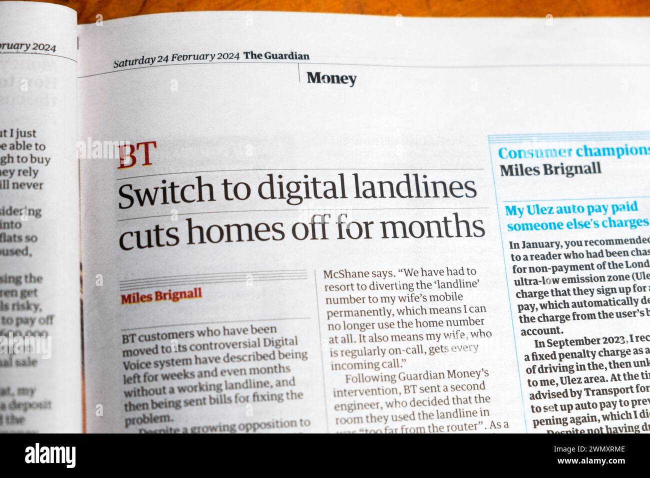 „BT Switch to Digital Festnetztelefone schneidet Haushalte monatelang ab“ Guardian-Zeitung übertitelt Geld-Abschnitt Digital Voice Skandal artikel 24 Februar 2024 Großbritannien Stockfoto