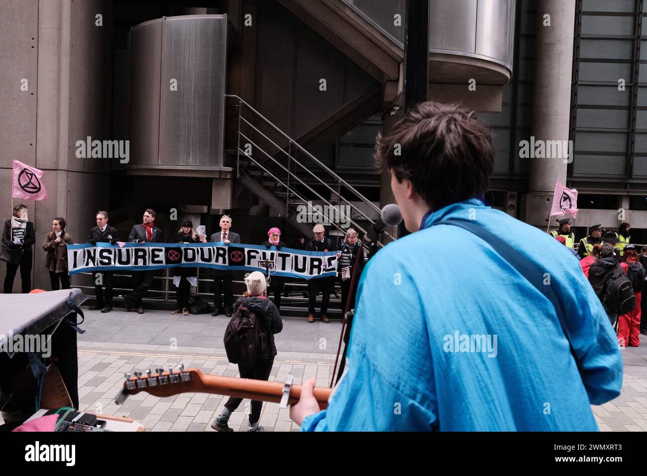 London, Großbritannien. Februar 2024. Mitglieder der Extinction Rebellion gründen eine Menschenkette um Lloyds of London, um Versicherer aufzufordern, die Unterstützung für klimaschädliche Projekte einzustellen. Dringende Forderung nach sofortiger Einstellung der Deckung für neue Vorhaben mit fossilen Brennstoffen, Achtung der Menschenrechte und Unterstützung eines gerechten Übergangs zu Projekten mit erneuerbaren Energien. Einer von einer Reihe globaler Proteste gegen Unternehmen, die weltweit Projekte für fossile Brennstoffe sichern. Quelle: Joao Daniel Pereira/Alamy Live News Stockfoto
