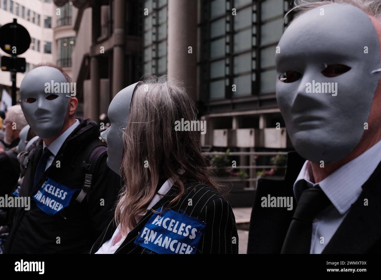 London, Großbritannien. Februar 2024. Mitglieder der Extinction Rebellion gründen eine Menschenkette um Lloyds of London, um Versicherer aufzufordern, die Unterstützung für klimaschädliche Projekte einzustellen. Dringende Forderung nach sofortiger Einstellung der Deckung für neue Vorhaben mit fossilen Brennstoffen, Achtung der Menschenrechte und Unterstützung eines gerechten Übergangs zu Projekten mit erneuerbaren Energien. Einer von einer Reihe globaler Proteste gegen Unternehmen, die weltweit Projekte für fossile Brennstoffe sichern. Quelle: Joao Daniel Pereira/Alamy Live News Stockfoto