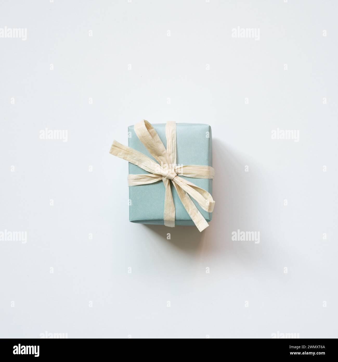 Mint-Geschenkbox isoliert auf weißem Hintergrund. Draufsicht Stockfoto