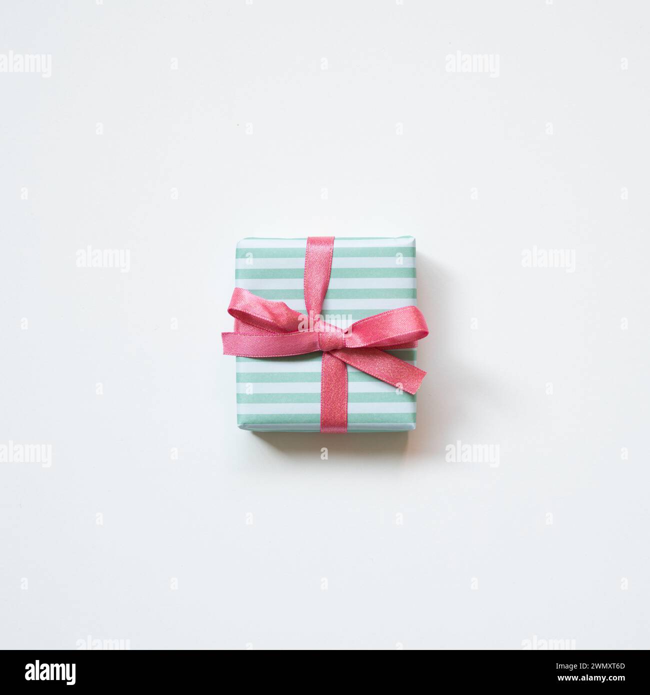 Geschenkbox mit grünem Streifenmuster isoliert auf weißem Hintergrund. Draufsicht Stockfoto
