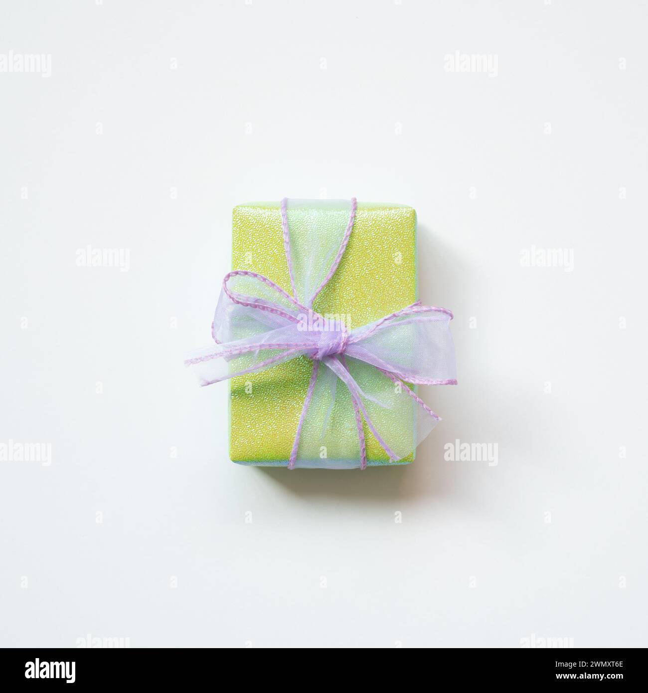Glänzend grüne Geschenkbox isoliert auf weißem Hintergrund. Draufsicht Stockfoto