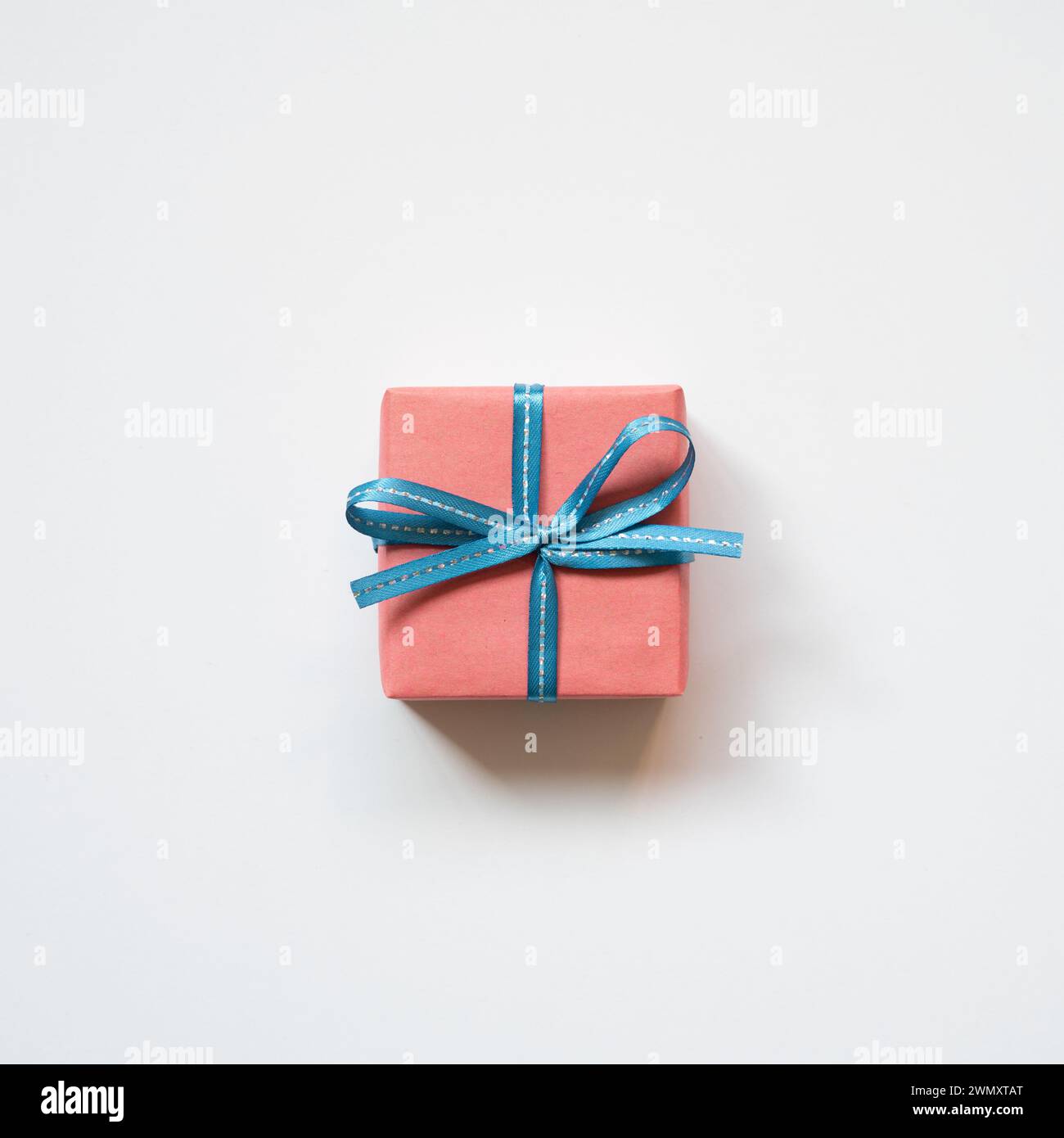 Rosa Geschenkbox isoliert auf weißem Hintergrund. Draufsicht Stockfoto