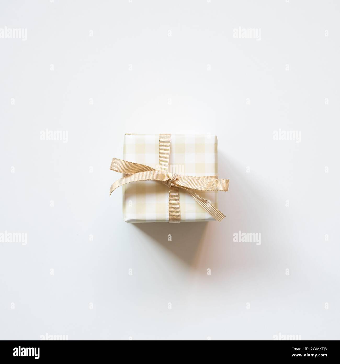 Geschenkbox mit elfenbeinfarbenem Karomuster isoliert auf weißem Hintergrund. Draufsicht Stockfoto
