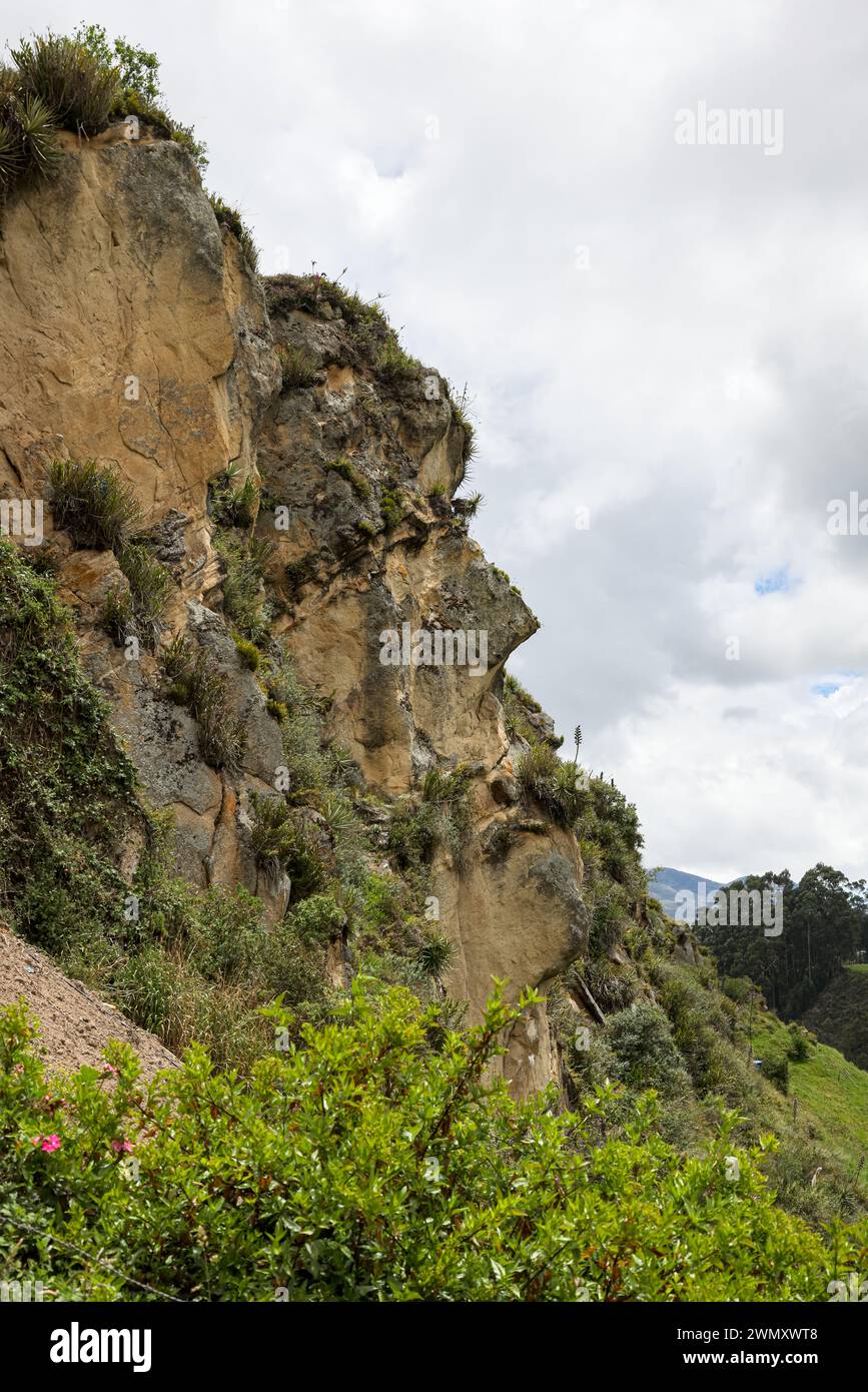 Natürliche Bildung einer Inka-Fläche in den Felsen in der Nähe der archäologischen Stätte Ingapirca (Cara del Inca) Stockfoto