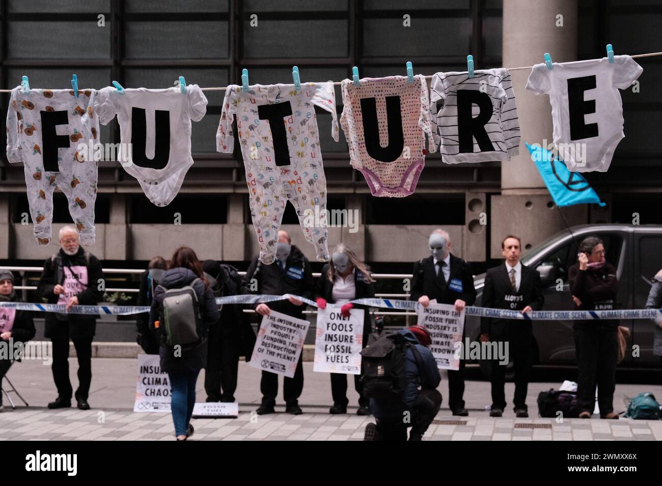 London, Großbritannien. FEB. 2024. Mitglieder der Extinction Rebellion gründen eine Menschenkette um Lloyds of London, um Versicherer aufzufordern, die Unterstützung für klimaschädliche Projekte einzustellen. Dringende Forderung nach sofortiger Einstellung der Deckung für neue Vorhaben mit fossilen Brennstoffen, Achtung der Menschenrechte und Unterstützung eines gerechten Übergangs zu Projekten mit erneuerbaren Energien. Einer von einer Reihe globaler Proteste gegen Unternehmen, die weltweit Projekte für fossile Brennstoffe sichern. (Foto: Joao Daniel Pereira/SIPA USA) Stockfoto