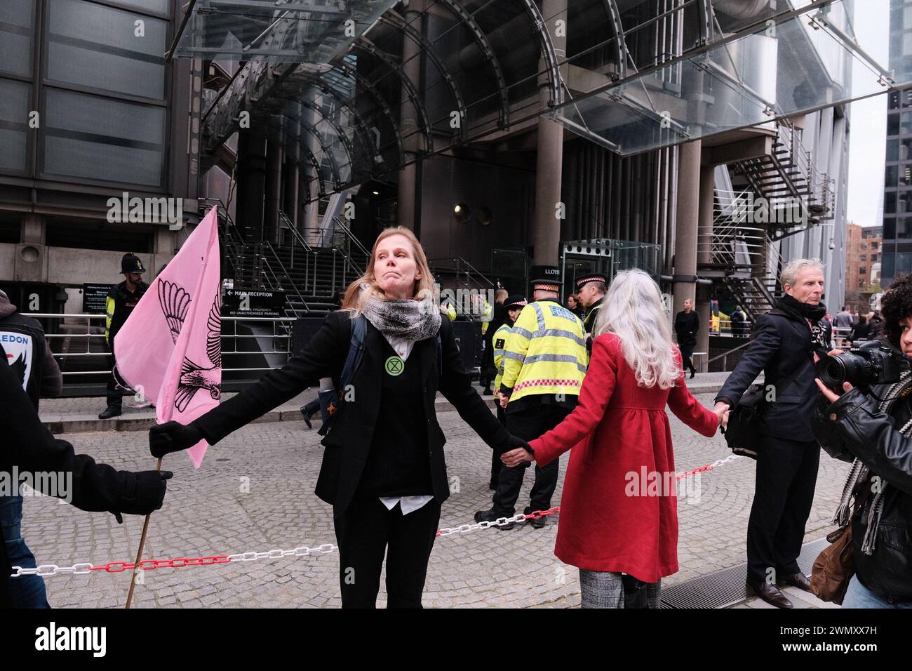 London, Großbritannien. FEB. 2024. Mitglieder der Extinction Rebellion gründen eine Menschenkette um Lloyds of London, um Versicherer aufzufordern, die Unterstützung für klimaschädliche Projekte einzustellen. Dringende Forderung nach sofortiger Einstellung der Deckung für neue Vorhaben mit fossilen Brennstoffen, Achtung der Menschenrechte und Unterstützung eines gerechten Übergangs zu Projekten mit erneuerbaren Energien. Einer von einer Reihe globaler Proteste gegen Unternehmen, die weltweit Projekte für fossile Brennstoffe sichern. (Foto: Joao Daniel Pereira/SIPA USA) Stockfoto