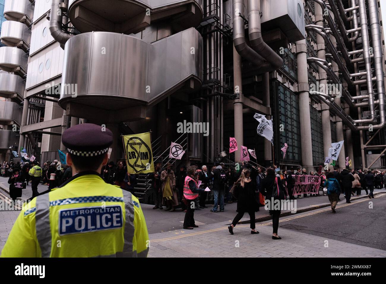 London, Großbritannien. FEB. 2024. Mitglieder der Extinction Rebellion fordern von den Versicherern, die Unterstützung für klimaschädliche Projekte einzustellen. Dringende Forderung nach sofortiger Einstellung der Deckung für neue Vorhaben mit fossilen Brennstoffen, Achtung der Menschenrechte und Unterstützung eines gerechten Übergangs zu Projekten mit erneuerbaren Energien. Einer von einer Reihe globaler Proteste gegen Unternehmen, die weltweit Projekte für fossile Brennstoffe sichern. (Foto: Joao Daniel Pereira/SIPA USA) Stockfoto