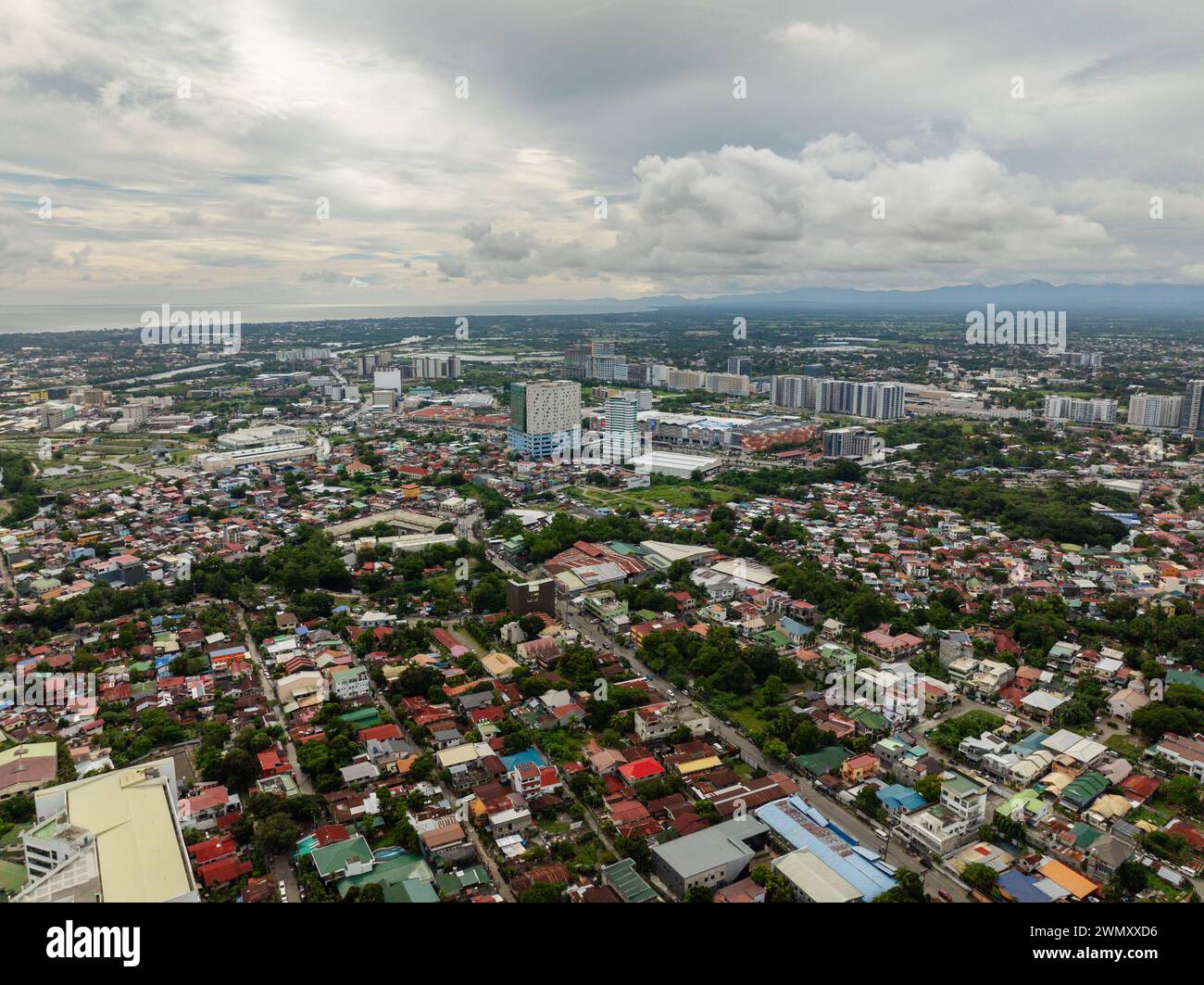 Moderne Stadt mit Dörfern am Fluss. Iloilo City. Panay Island. Philippinen. Stockfoto