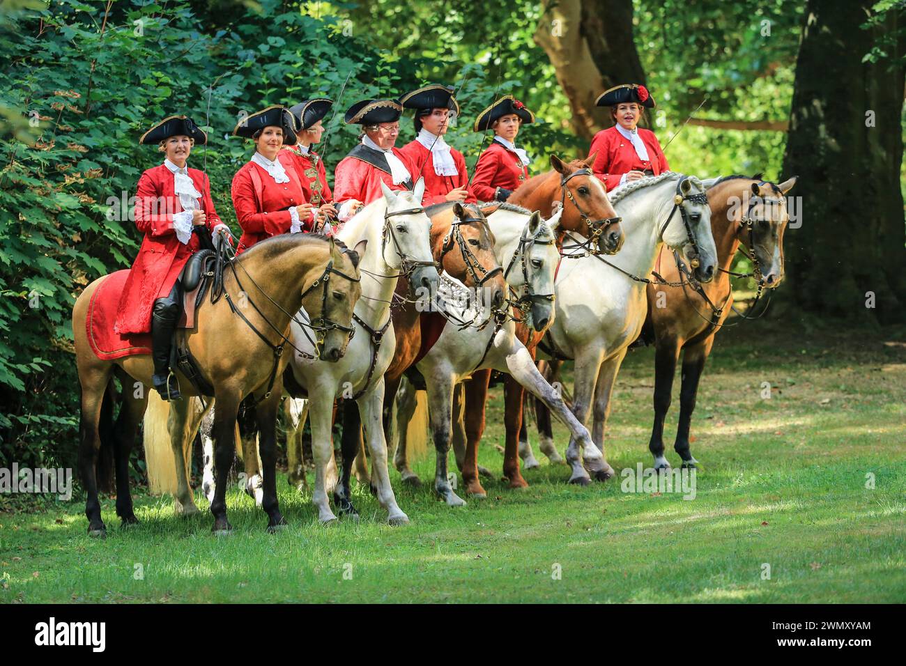 Gruppe von Fahrern in historischen Barockkostümen. Gruppe von Reitern in historischen Kostümen im Schlosspark Bueckeburg, Niedersachsen, Deutschland Stockfoto
