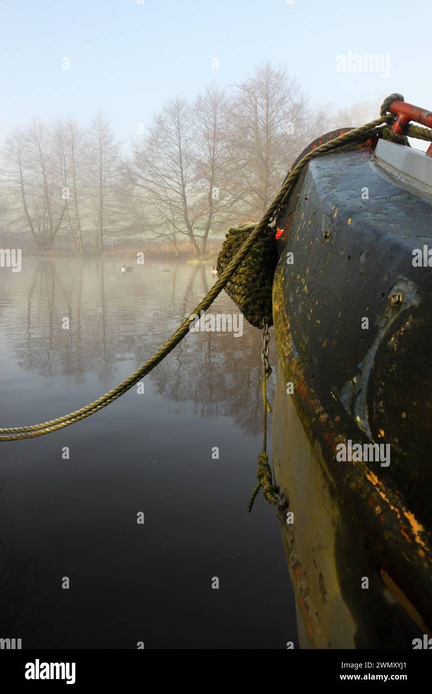 Das schmale Boot liegt nahe der Bank Newton am Leeds-Liverpool-Kanal in der Nähe von Gargrave, North Yorkshire. Stockfoto