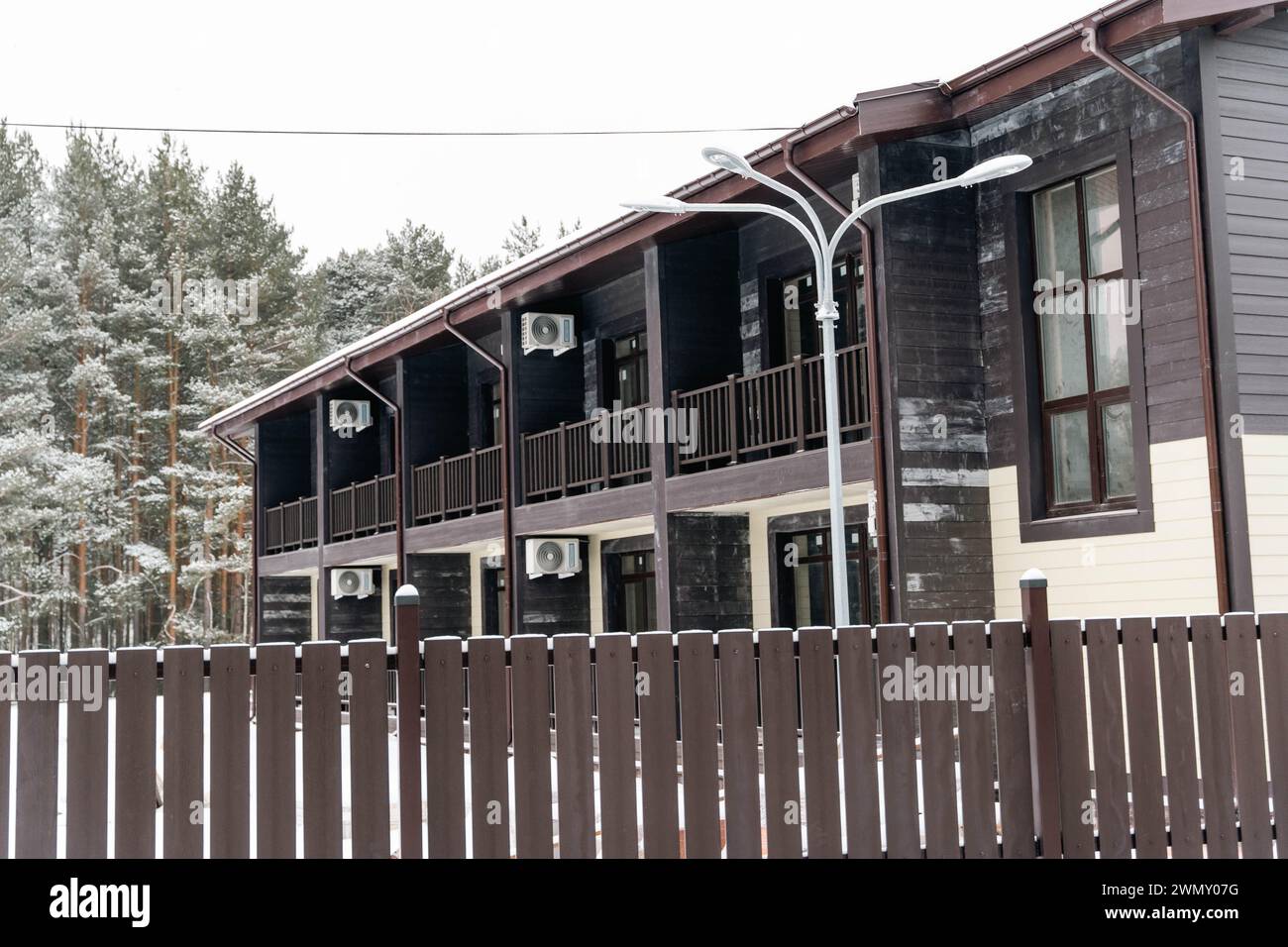 Genießen Sie einen gemütlichen Winterurlaub in einem bezaubernden Hotel mit komfortablen Zimmern mit eigenem Balkon und Klimaanlage, ideal für einen entspannten Aufenthalt am Vormittag Stockfoto