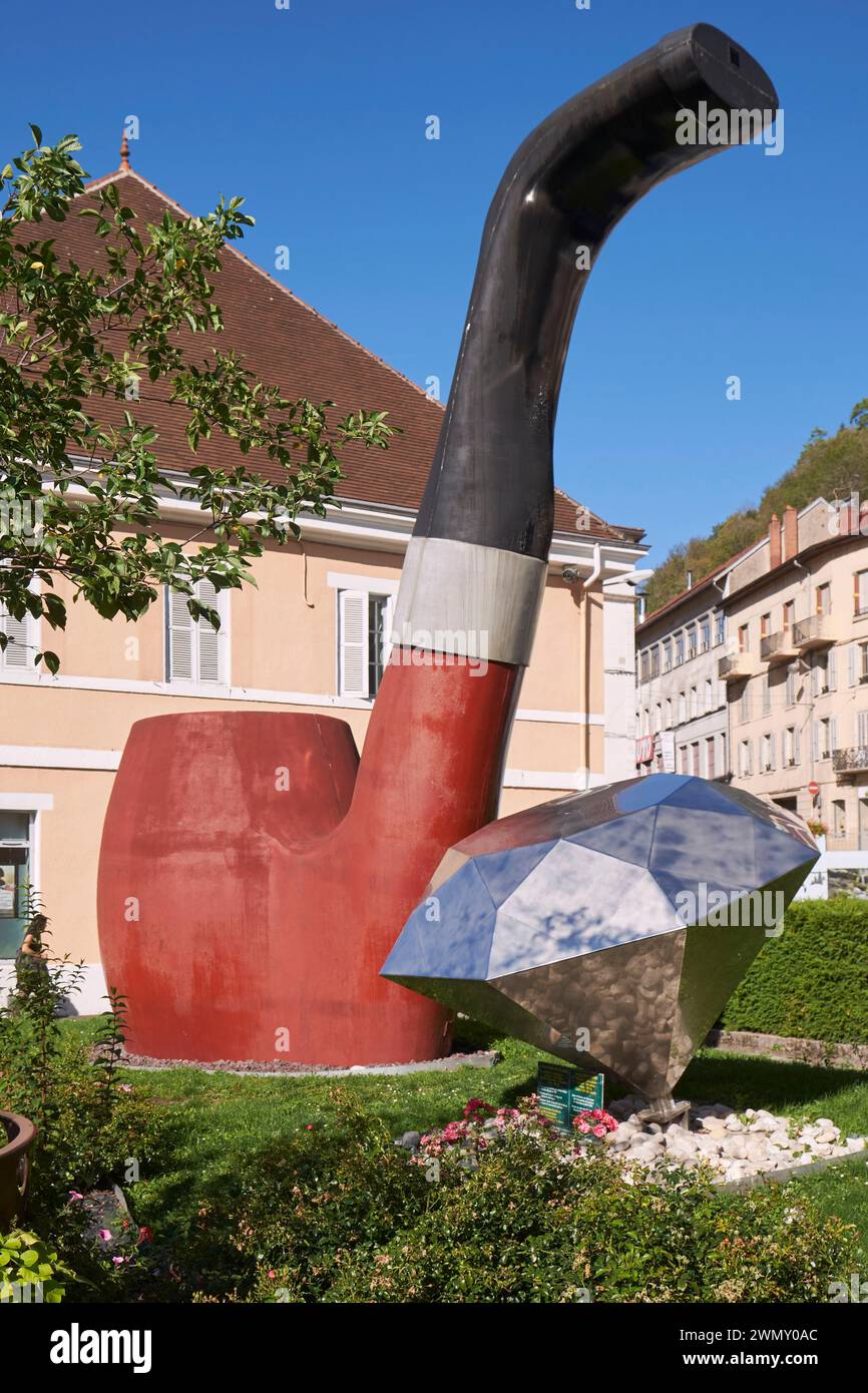 Frankreich, Jura, Saint Claude, vor dem Tourismusbüro Skulptur der größten Pfeife der Welt mit einer Höhe von 8,70 m, einer Länge von 7,50 m, einem Schüsseldurchmesser von 2,60 m und einem Gewicht von 600 kg; Rohr, hergestellt von der Technischen Schule von Bois de Moirans en Montagne (Holzrahmen und -Abdeckung) für den Telethon 1998 Stockfoto