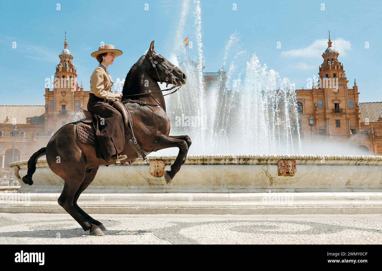 Lusitano. Kenzie Dysli auf dem Hengst Atila mit einer Pesade an der Freia de Caballo in Sevilla, Spanien Stockfoto