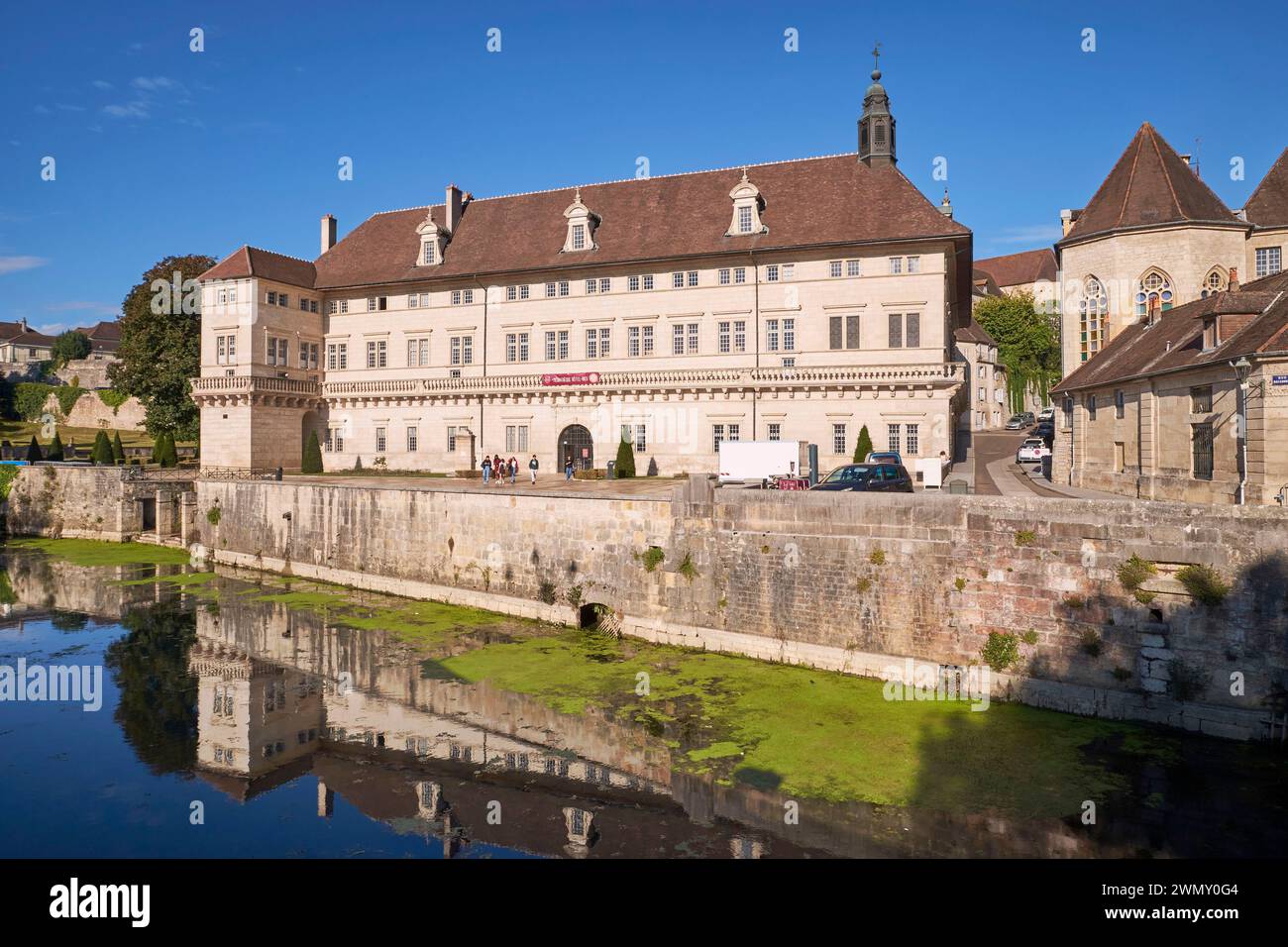 Frankreich, Jura, Dole, das Charite-Gebäude der Charles Nodier High School und der tanneurs-Kanal Stockfoto