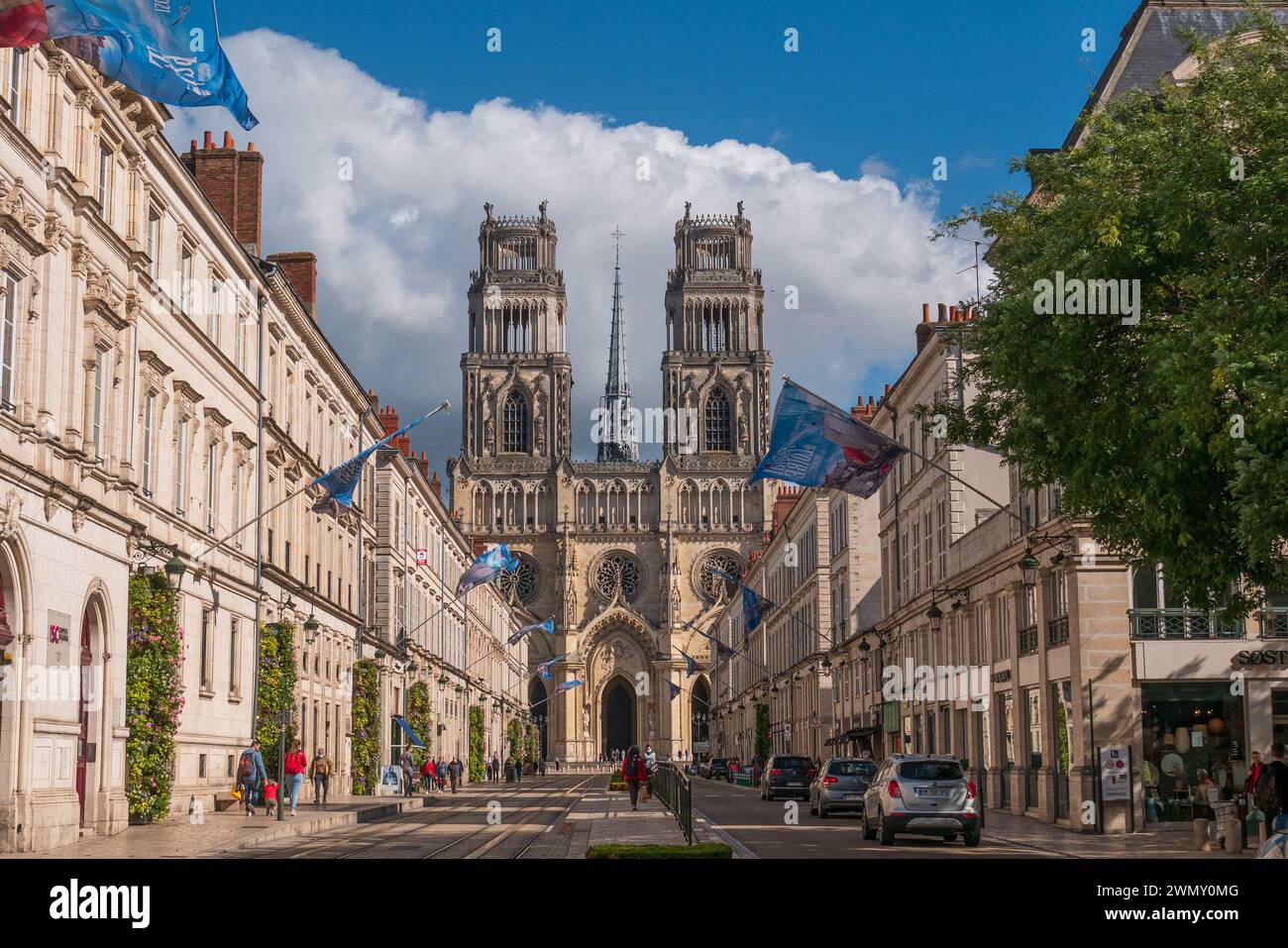 Orleans, Frankreich - 6. Oktober 2021: Die Kathedrale von Orleans, die Fassade und die Straße mit einigen Gebäuden darstellt Stockfoto