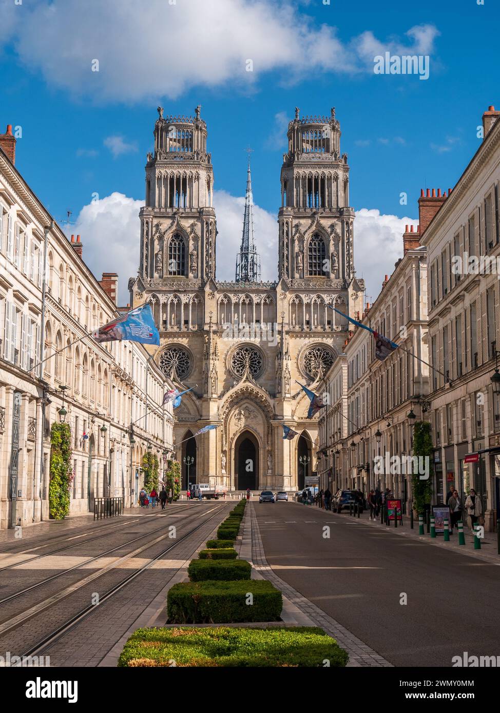 Orleans, Frankreich - 6. Oktober 2021: Die Kathedrale von Orleans, die Fassade und die Straße mit einigen Gebäuden darstellt Stockfoto