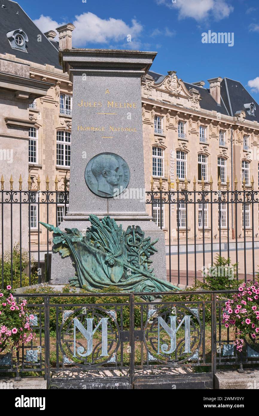 Frankreich, Vogesen, Remiremont, Place Jules Méline, Denkmal für Jules Meline, Politiker, Abgeordneter der Vogesen im Jahr 1872 Stockfoto