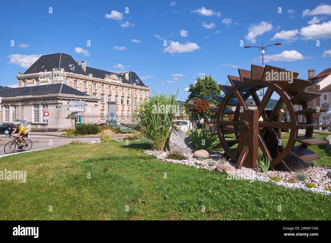 Frankreich, Vogesen, Remiremont, Kreisverkehr am Place Jules Meline Stockfoto