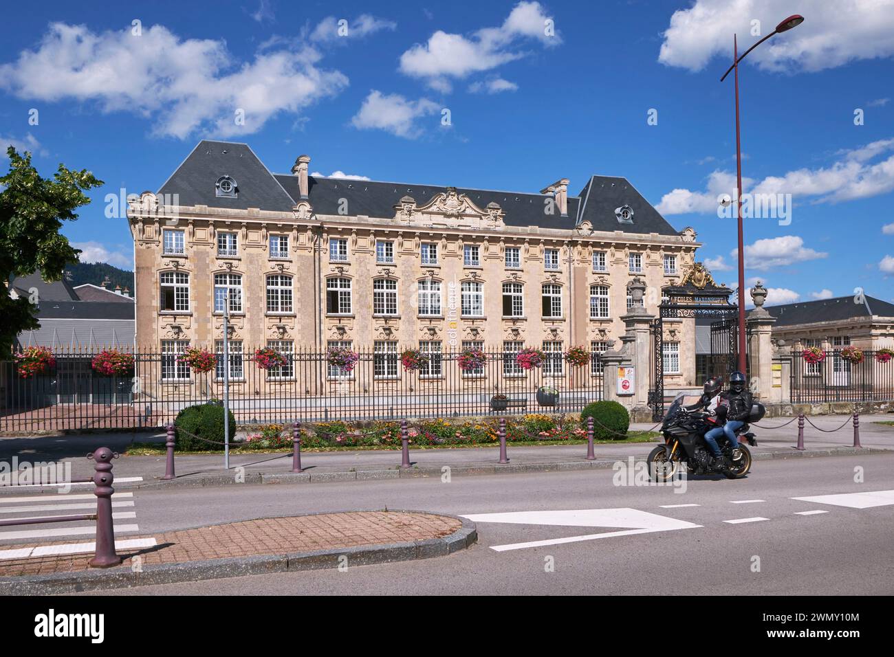 Frankreich, Vogesen, Remiremont, Place Jules Méline, ehemalige Maxonrupt-Schule von 1899, aktuelle Medienbibliothek Stockfoto