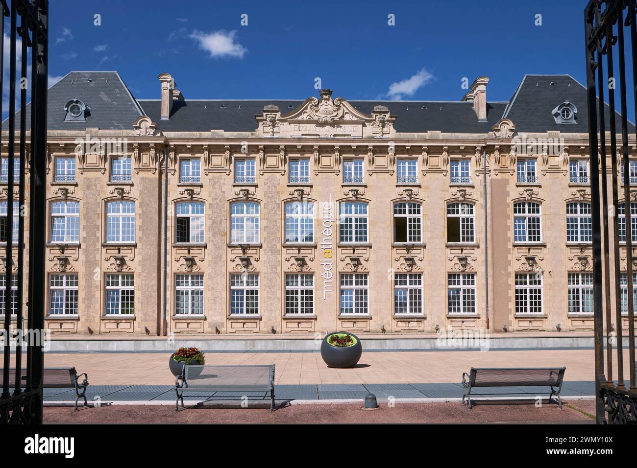 Frankreich, Vogesen, Remiremont, Place Jules Méline, ehemalige Maxonrupt-Schule von 1899, aktuelle Medienbibliothek Stockfoto