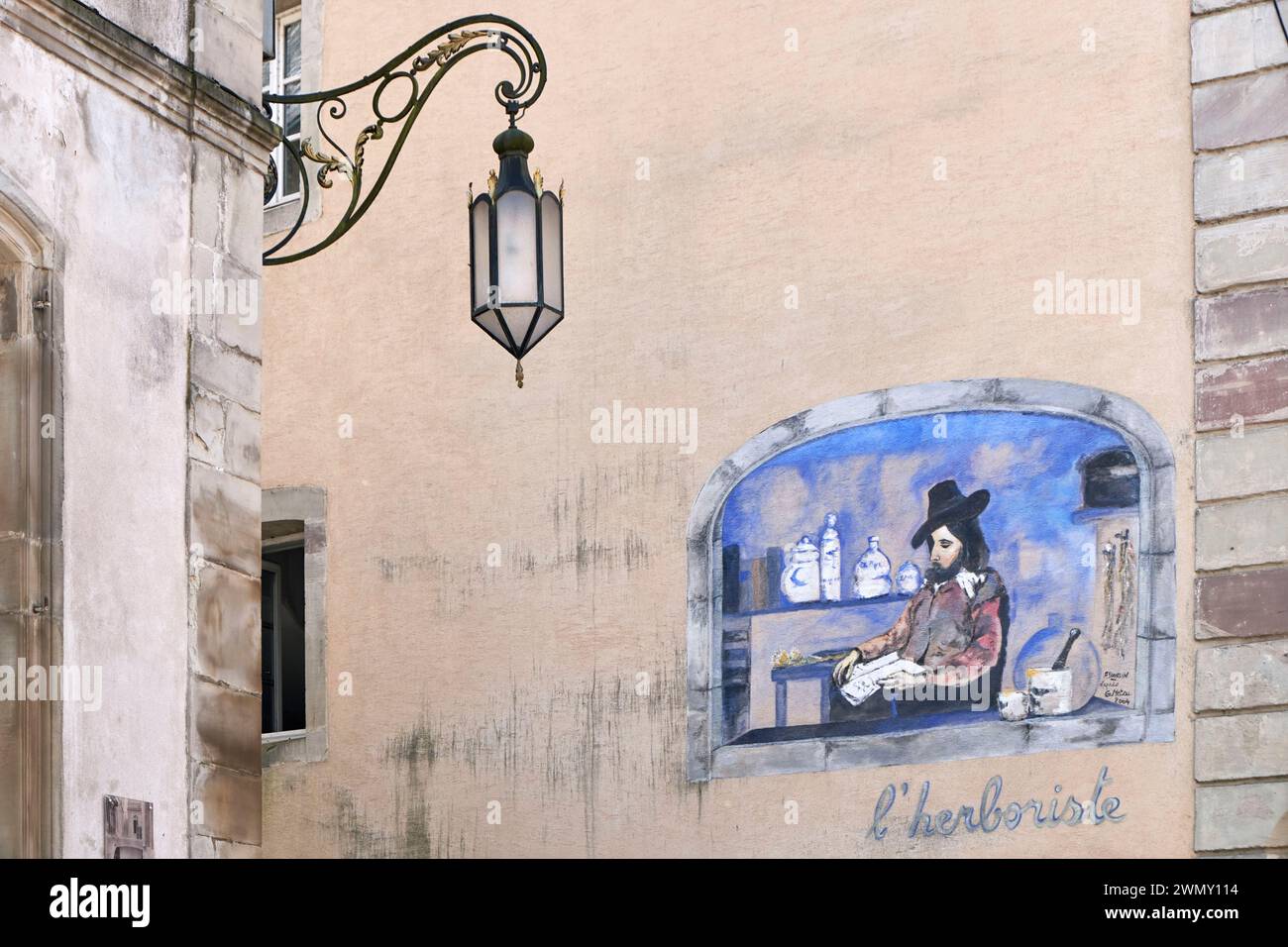 Frankreich, Vogesen, Plombieres les Bains, Wandmalerei der Kräuterkundige an der Wand einer Apotheke, Werk von A. Bourdin nach G. Metzu Stockfoto