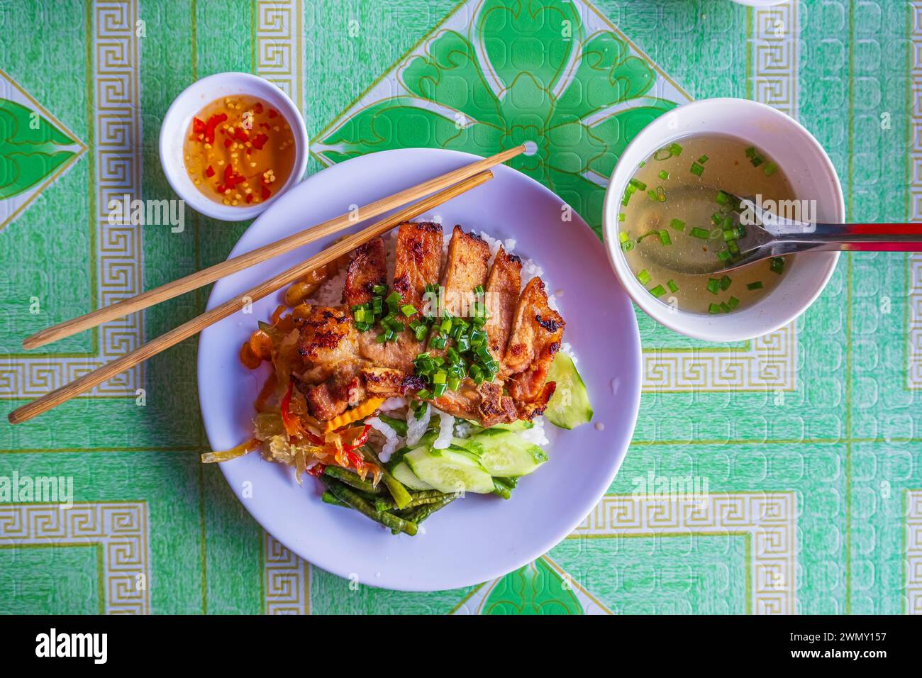 Vietnam, Mekong Delta, eine Provinz Giang, Chau Doc, Nui Sam Bezirk, com Tam, das traditionelle Gericht aus Reis mit Fleisch, Gemüse und Brühe Stockfoto