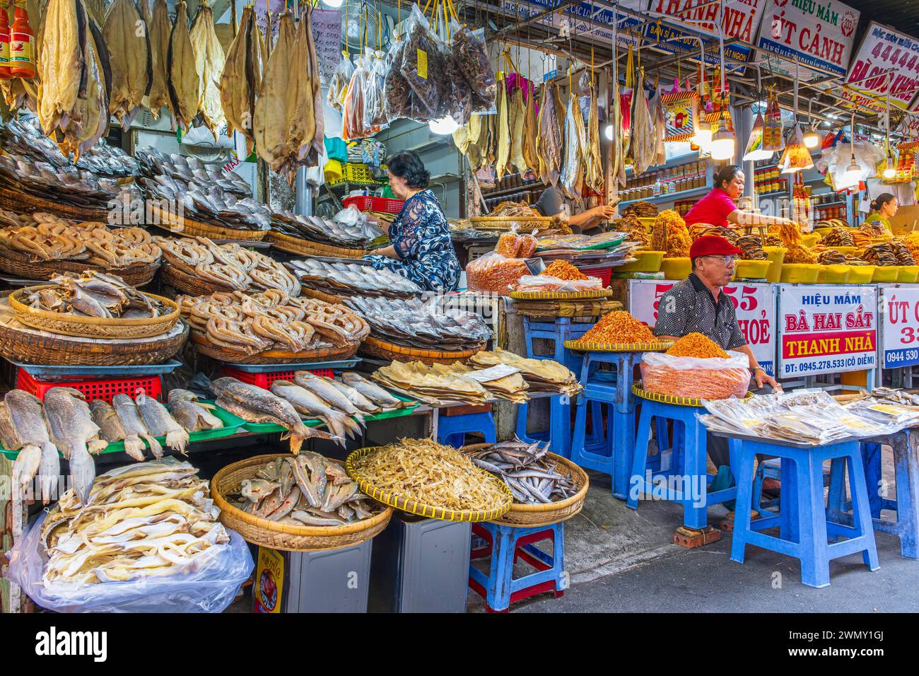 Vietnam, das Mekong-Delta, eine Provinz von Giang, Chau Doc, der Markt, getrocknete Fische halten fest Stockfoto