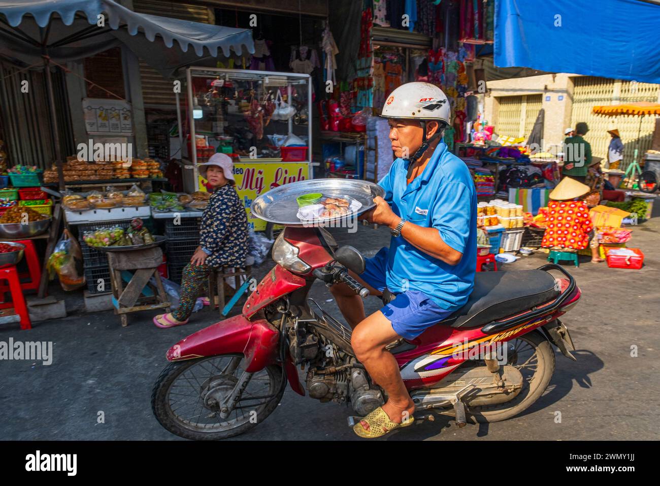 Vietnam, Mekong Delta, eine Provinz von Giang, Chau Doc, Nahrungsmittellieferung per Roller Stockfoto