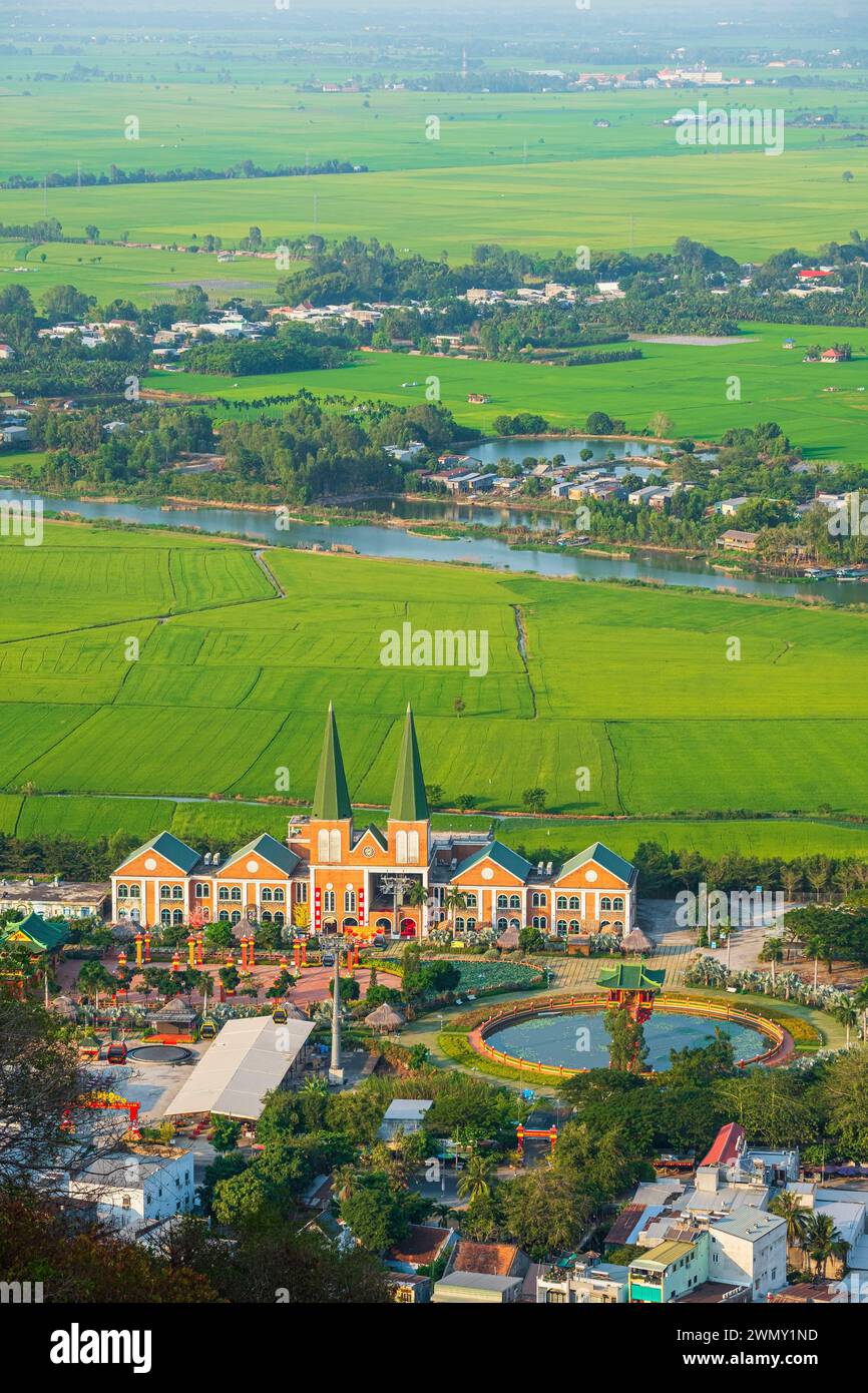 Vietnam, das Mekong Delta, eine Provinz von Giang, Chau Doc, Nui Sam Viertel am Fuße des Mount Sam, ein bedeutender Pilgerort, Seilbahnstation mit europäischer Architektur, um den Gipfel des Mount Sam zu erreichen Stockfoto