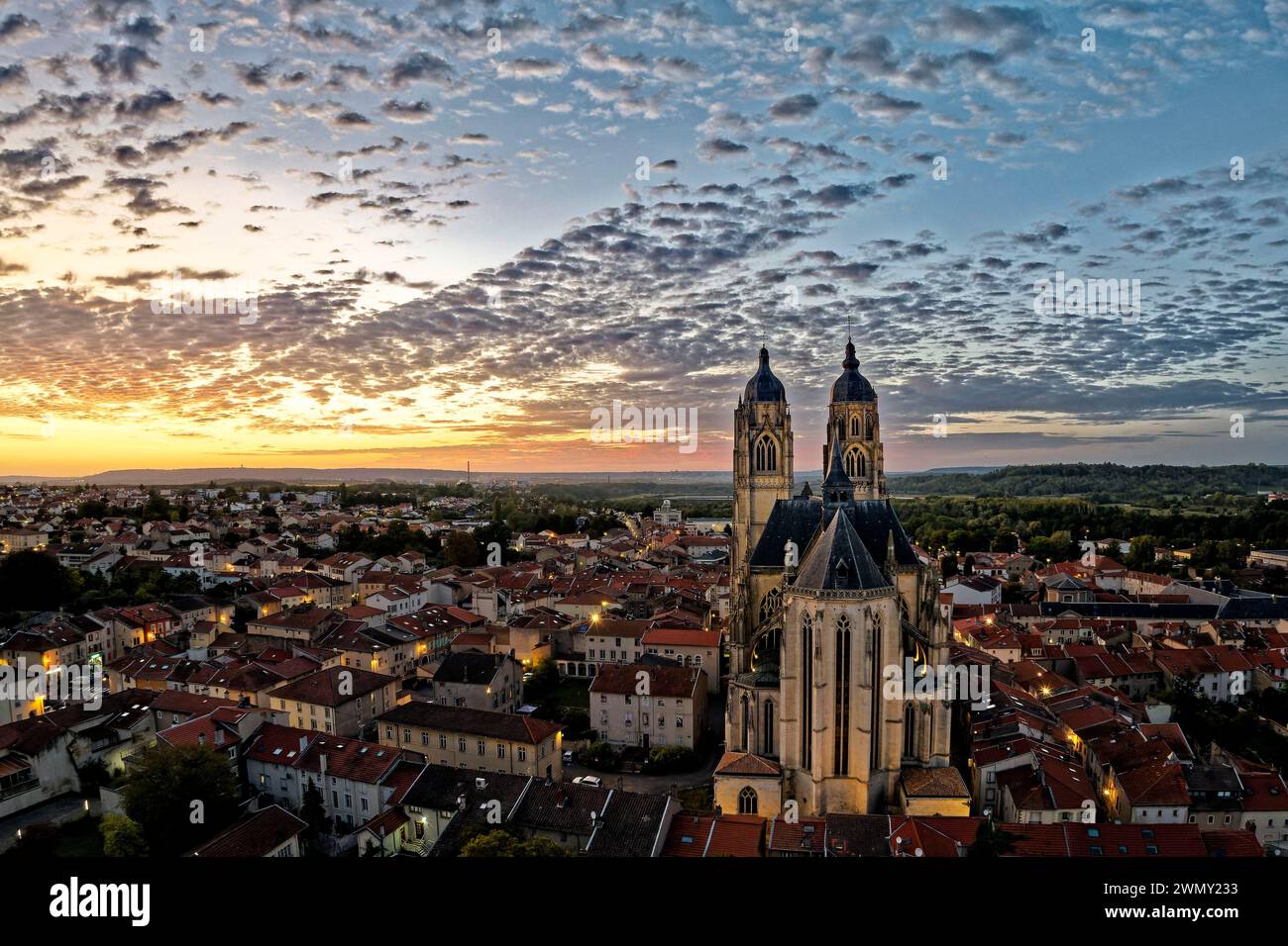 Frankreich, Meurthe et Moselle, Saint-Nicolas-de-Port, die Basilika aus dem 16. Jahrhundert, ein Juwel extravaganter gotischer Architektur und ein bedeutender Wallfahrtsort in Lothringen (aus der Vogelperspektive) Stockfoto