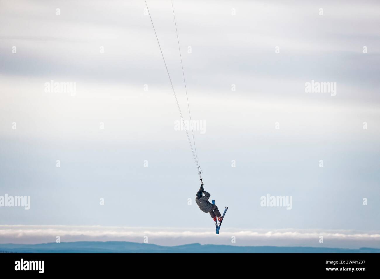 Frankreich, Vogesen, regionaler Naturpark Ballons des Vosges, La Bresse, Skisegeln oder Snowkiten auf dem Gipfel des Hohneck 1363 m unter dem Schnee Stockfoto