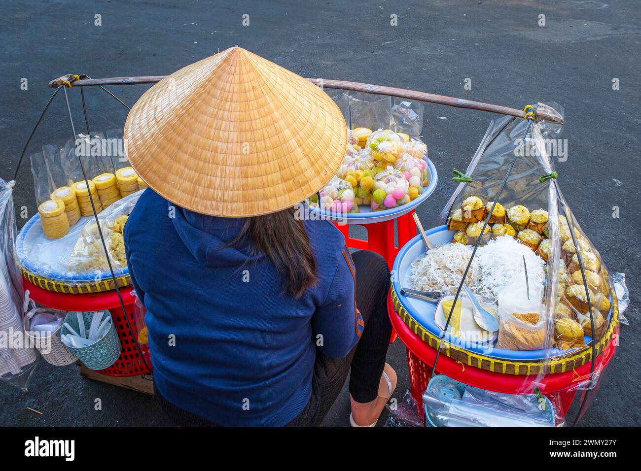 Vietnam, das Mekong Delta, eine Provinz von Giang, Chau Doc, Straßenverkäufer, der klebrigen Reis und Kokosnussspezialitäten verkauft Stockfoto