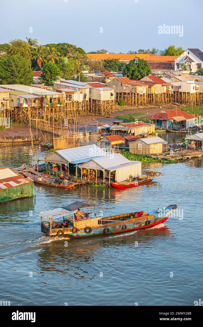 Vietnam, Mekong Delta, eine Provinz von Giang, Chau Doc, schwimmende Häuser oder auf Stelzen am Ufer des Chau Doc Flusses Stockfoto
