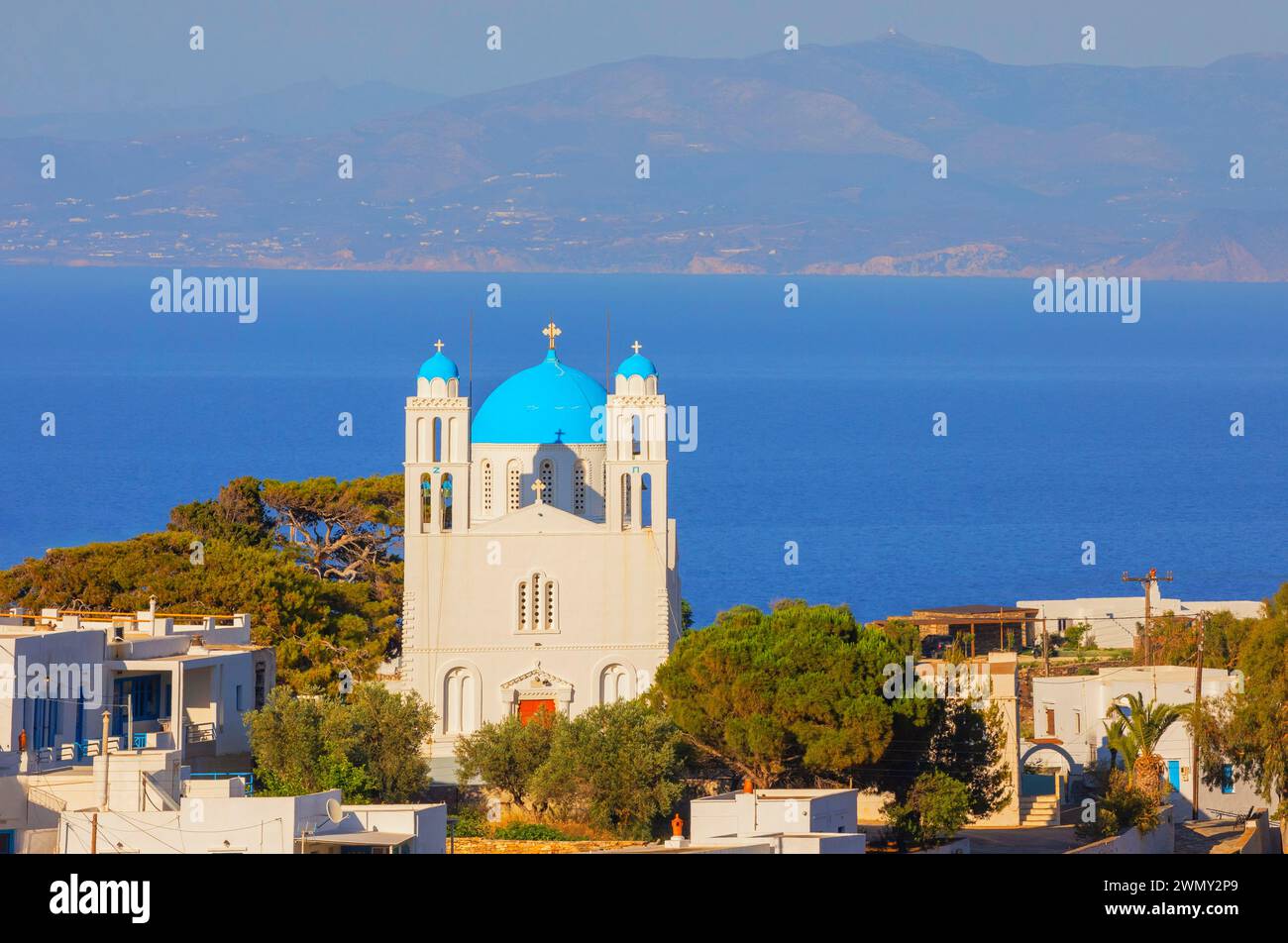 Griechenland, Dodekanesische Inseln, Sifnos Insel, Blick auf die blau gewölbte orthodoxe Kirche im Dorf Kato Petali, Apollonia Stockfoto