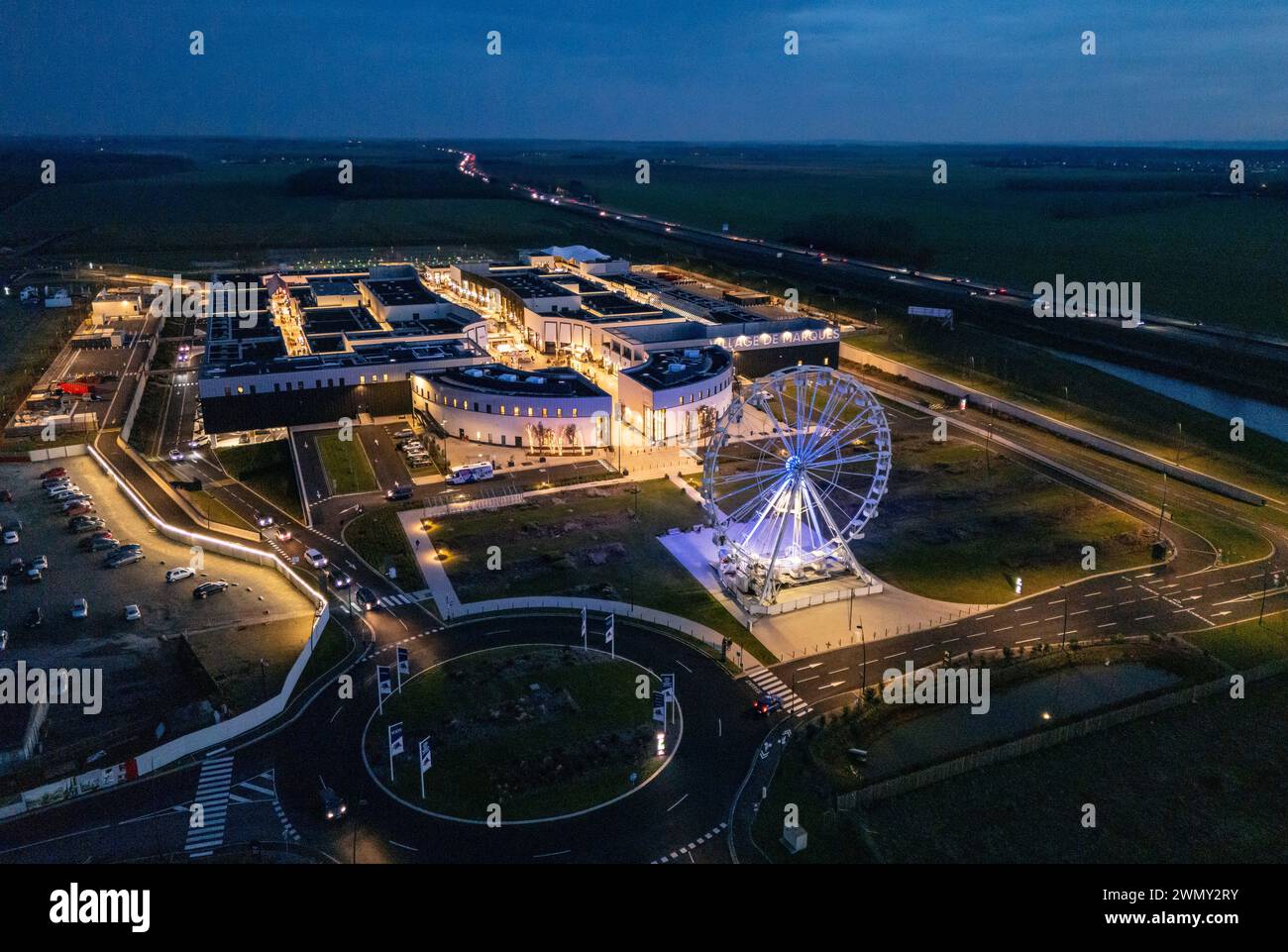 Frankreich, Eure, Douains, Brand Village, McArthurGlen Paris-Giverny, Premium-Outlet-Center zum Einkaufen (aus der Vogelperspektive) Stockfoto