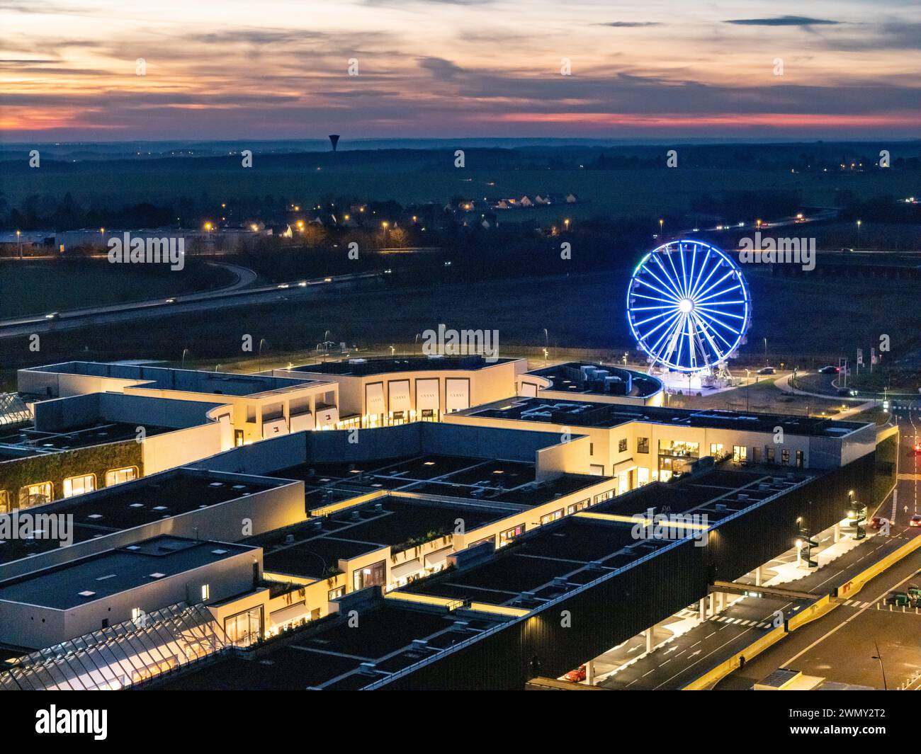 Frankreich, Eure, Douains, Brand Village, McArthurGlen Paris-Giverny, Premium-Outlet-Center zum Einkaufen (aus der Vogelperspektive) Stockfoto