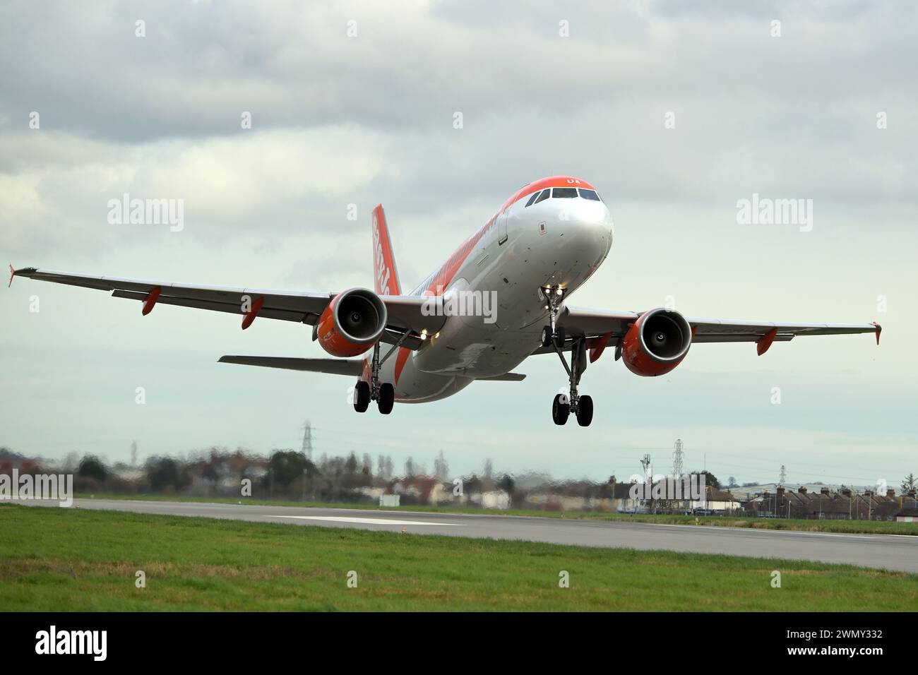 Southend Essex, Großbritannien. Februar 2024. Ein EasyJet Airbus A320 startet vom Flughafen Southend in Essex nach Genf in der Schweiz. EasyJet wird nächste Woche auf den FTSE 100 zurückkehren, nachdem er während der Coronavirus-Pandemie aus dem Index ausgestiegen ist. Quelle: MARTIN DALTON/Alamy Live News Stockfoto