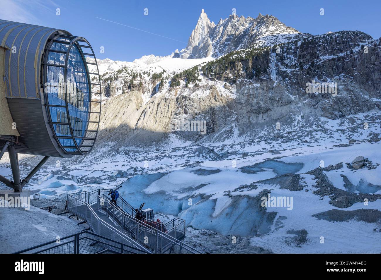 Frankreich, Haute-Savoie (74), Chamonix-Mont-Blanc, Montenvers. Die neue Seilbahn La Mer de Glace, die im Februar 2024 in Betrieb genommen wurde, ermöglicht es Ihnen nun, direkt vom Gletscher nach Montenvers zu fahren (etwa 100 Stufen, anstatt 600 mit der alten Seilbahn zu erklimmen). Skifahrer, die von der Vallee Blanche zurückkehren, können sie jetzt nutzen Stockfoto