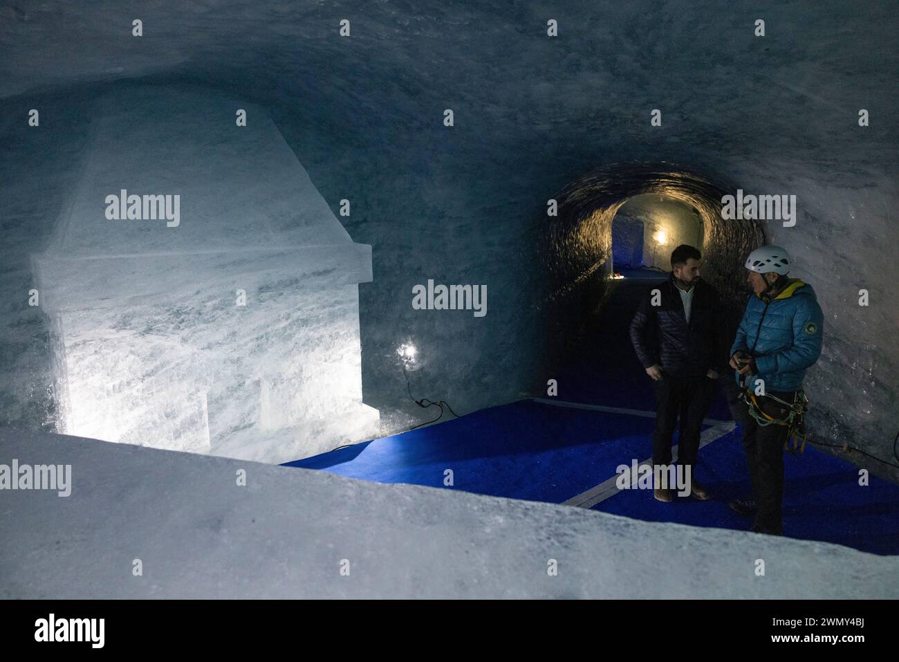 Frankreich, Haute-Savoie (74), Chamonix-Mont-Blanc, Höhle Mer de Glace, Montenvers. Eintritt in die Eishöhle, die derzeit in Betrieb ist. 320 000 Besucher pro Jahr besuchen die Höhle. Skulpturen werden im Eis gefertigt, und Informationstafeln erklären die Entstehung von Gletschern und machen die Besucher auf die Auswirkungen der globalen Erwärmung aufmerksam. Die neue Höhle (2024) bietet sensorische Erlebnisse (Gletschergeräusche, Wasser usw.) Benjamin Clatet, der Leiter der Grotten, und Luc Moreau, Gletscher, diskutieren über die neuen Installationen. Stockfoto