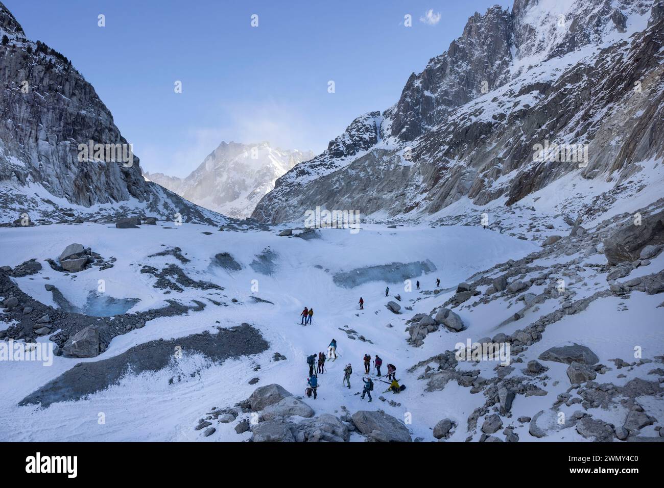 Frankreich, Haute-Savoie (74), Chamonix-Mont-Blanc, Montenvers. Die neue Seilbahn La Mer de Glace, die im Februar 2024 in Betrieb genommen wurde, ermöglicht es Ihnen nun, direkt vom Gletscher nach Montenvers zu fahren (etwa 100 Stufen, anstatt 600 mit der alten Seilbahn zu erklimmen). Skifahrer, die von der Vallee Blanche zurückkehren, können sie jetzt nutzen Stockfoto