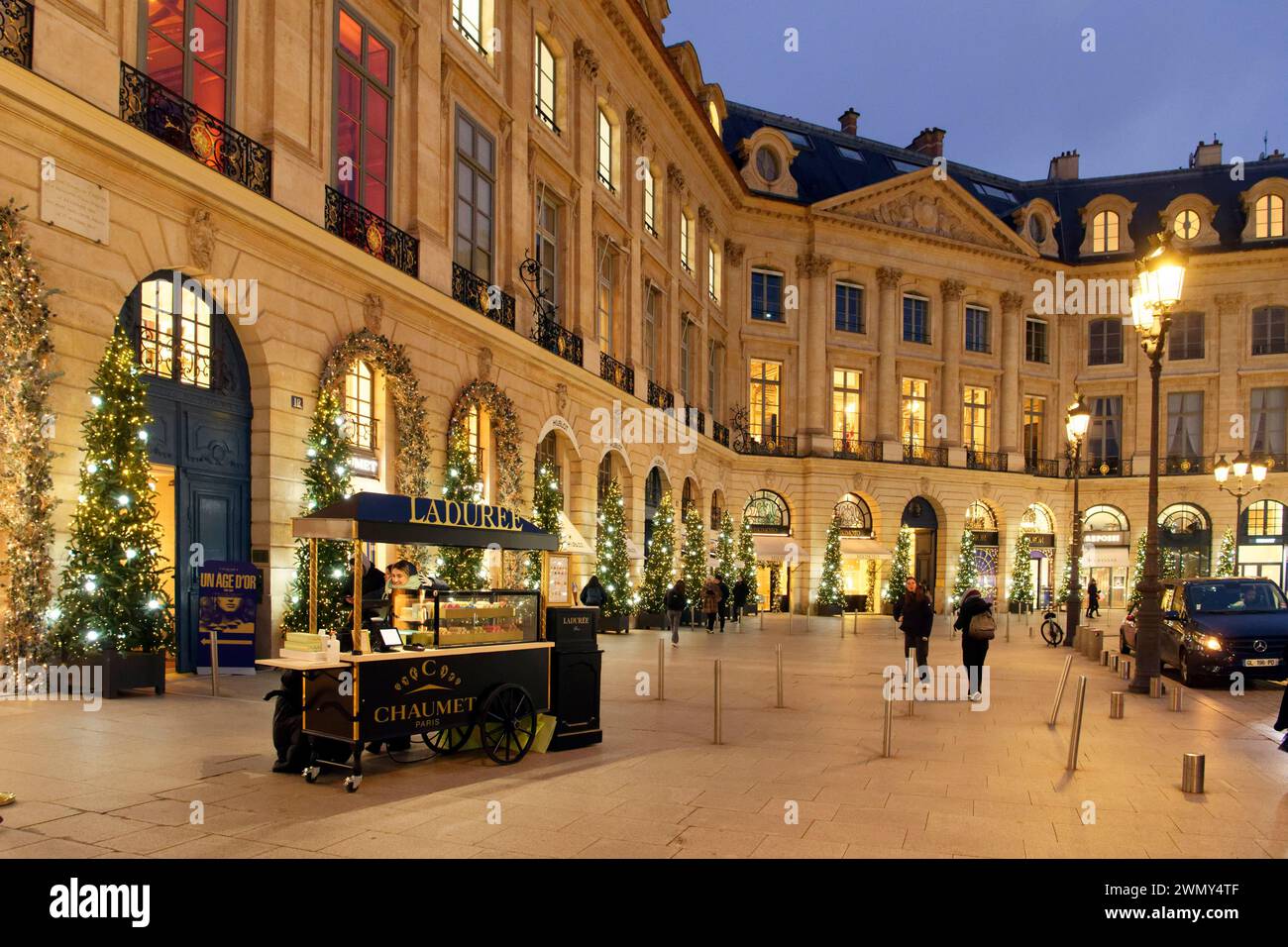 Frankreich, Paris, Place Vendome, Weihnachtsdekoration, La Duree Stockfoto