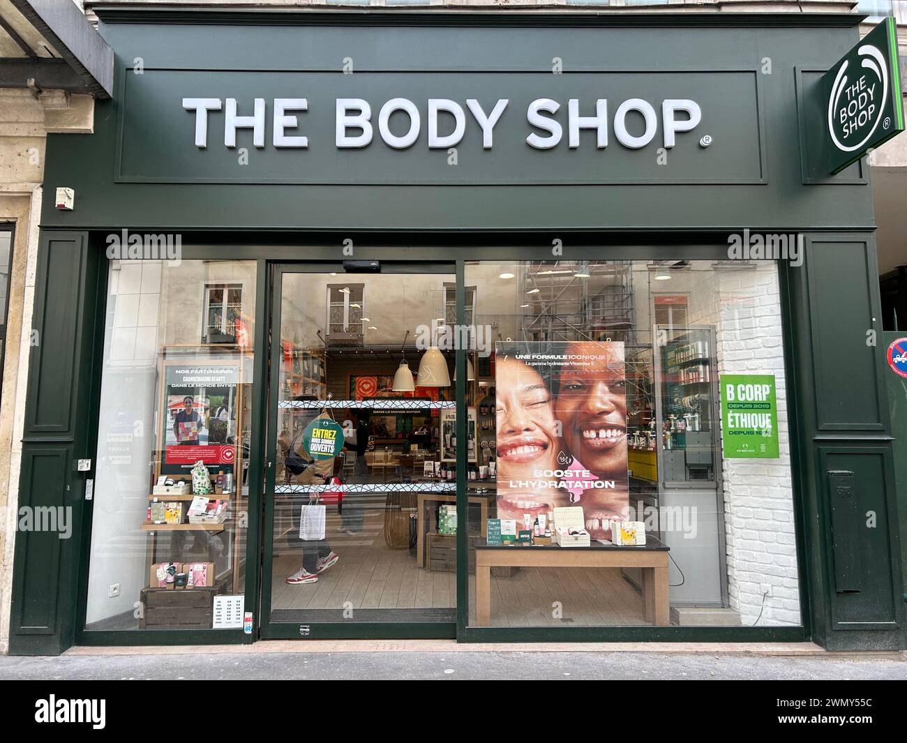 Paris, Frankreich. Februar 2024. Foto am 28. Februar 2024, mit der Vorderseite eines Body Shop in Paris, Frankreich. Die Marke Body Shop ist bei Generationen von Frauen beliebt und befindet sich in Aufruhr. Die britische Muttergesellschaft hat Konkurs angemeldet, und die Geschäfte in Frankreich sind nicht mehr auf Lager. Foto: JMP/ABACAPRESS.COM Credit: Abaca Press/Alamy Live News Stockfoto