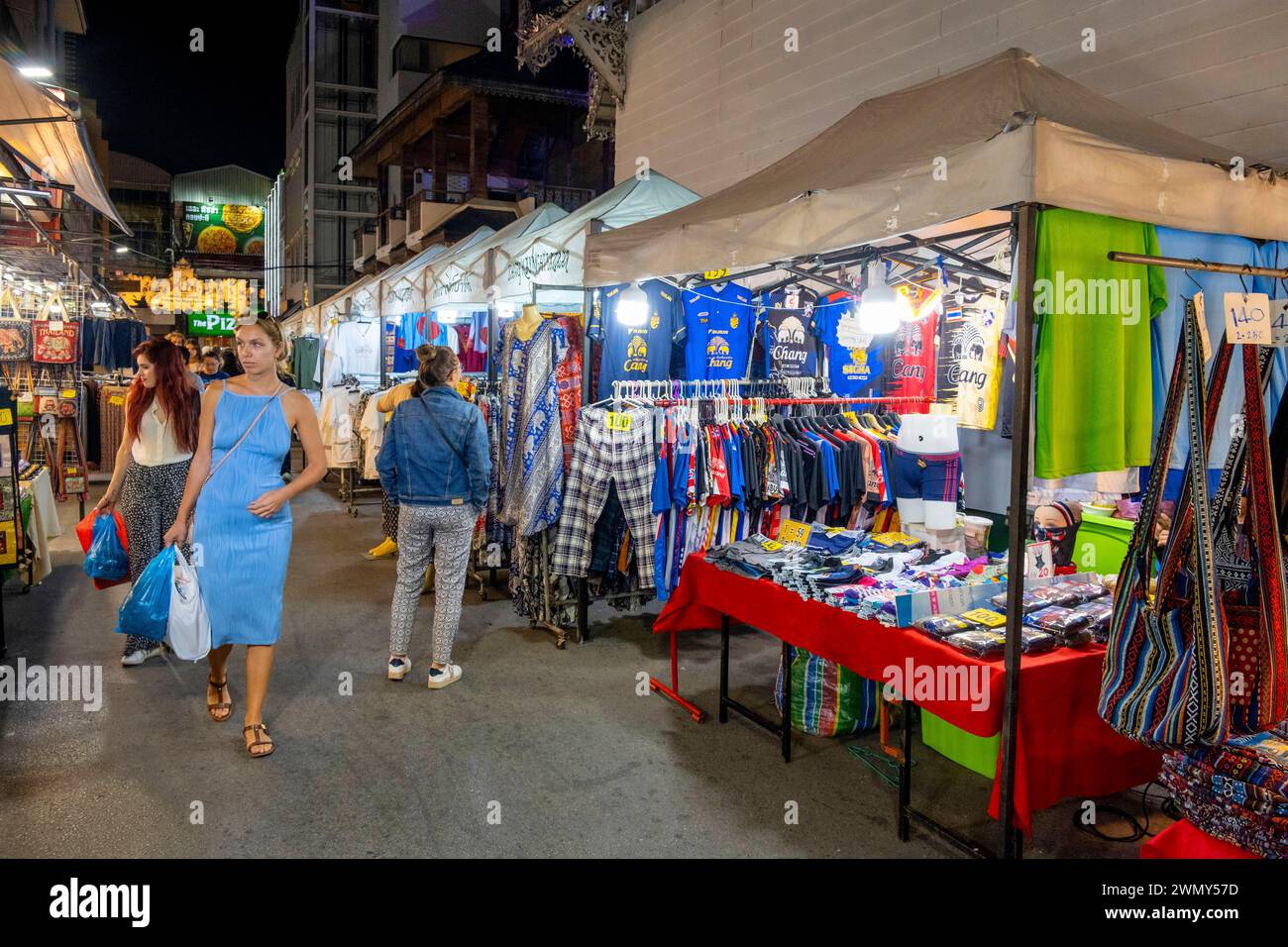 Thailand, Chiang Rai, Nachtmarkt oder Nachtbasar, Kleiderständer Stockfoto