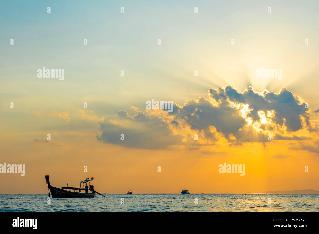 Thailand, Krabi Provinz, West Railay, Langboot, Langboot bei Sonnenuntergang Stockfoto