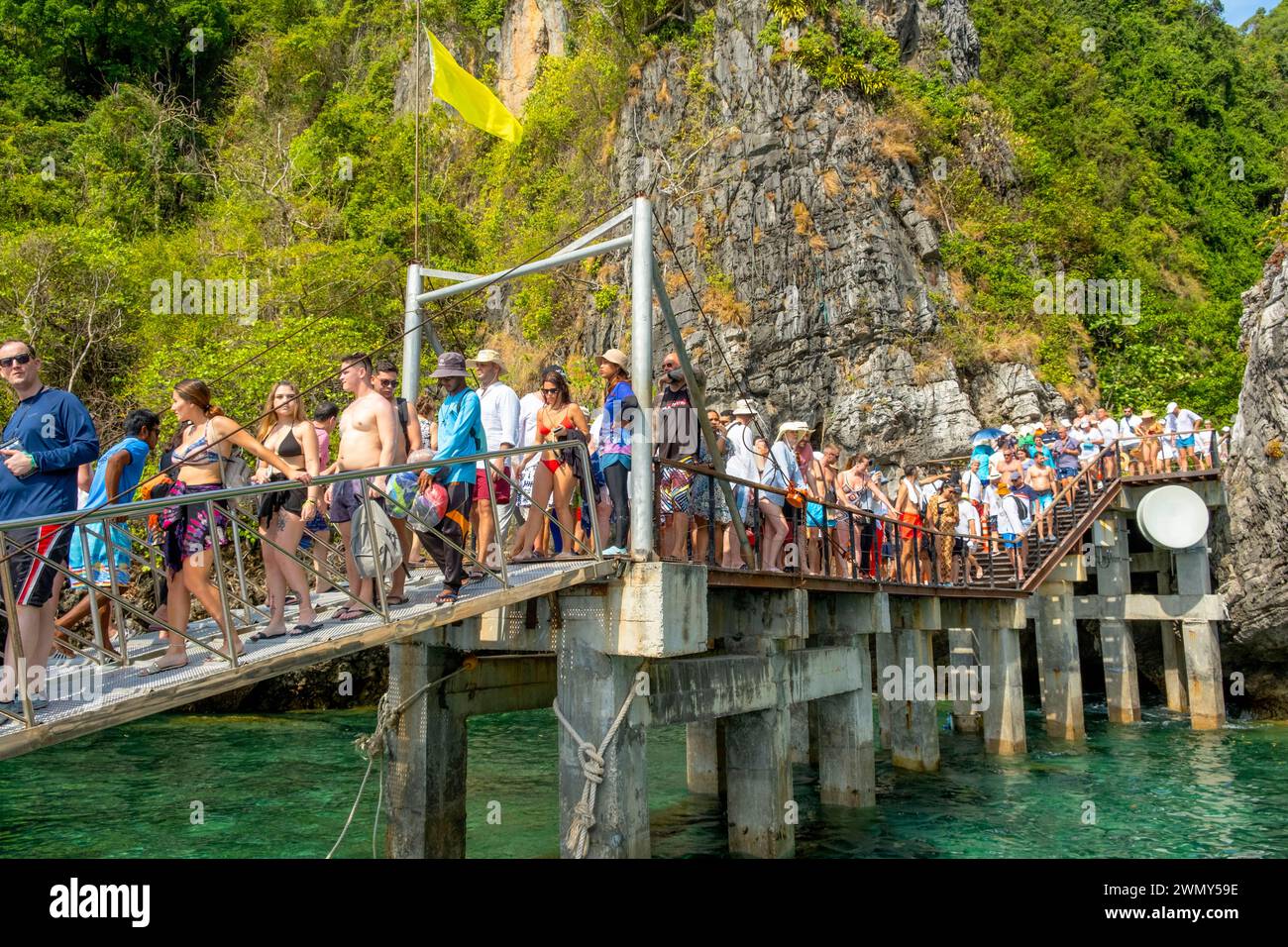 Thailand, Provinz Krabi, Insel Koh Phi Phi Leh, Schlange von Touristen, um zur Maya Bucht zu gehen Stockfoto